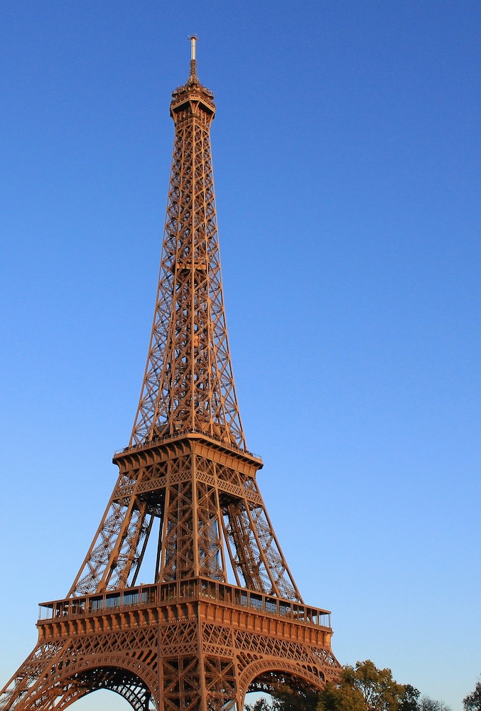 A similar photo of the Eiffel Tower